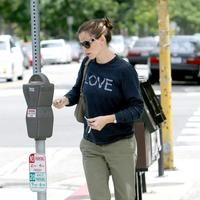 Jennifer Garner wearing a long sleeve t-shirt | Picture 65685